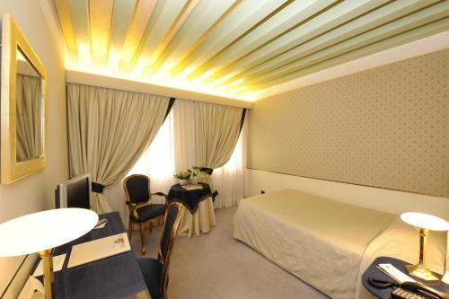 Imagen de la habitación del Hotel Monaco and Grand Canal. Foto 5