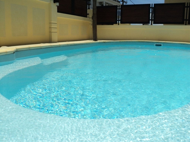 Imagen de la piscina del Hotel Monalysa St Honor&eacute; Apartment and Studio. Foto 6