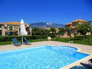 Imagen de la piscina del Hotel Monambeles Villas. Foto 15