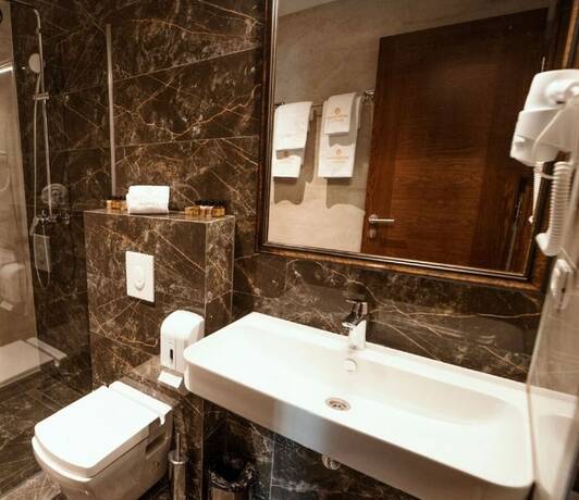 Imagen general del Hotel Monarch, Prizren. Foto 4