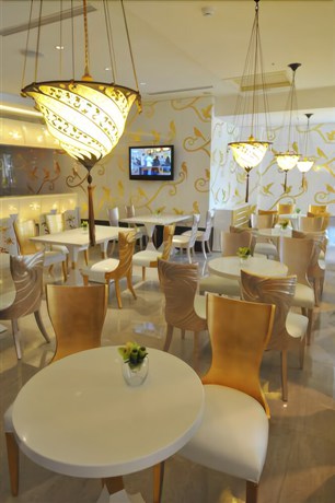 Imagen del bar/restaurante del Hotel Monarch Skyline Hotel. Foto 2