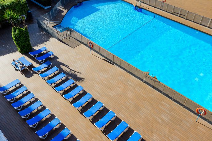 Imagen de la piscina del Hotel Monarque Fuengirola Park. Foto 18