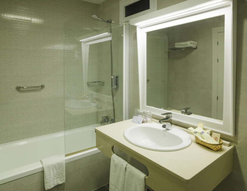 Imagen de la habitación del Hotel Monarque Torreblanca. Foto 7