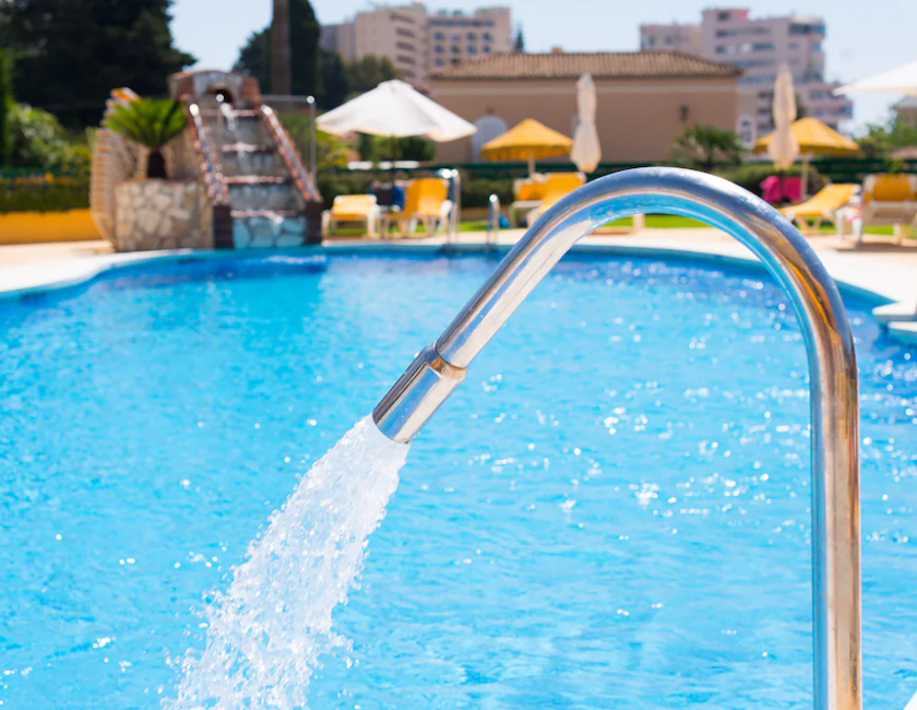 Imagen de la piscina del Hotel Monarque Torreblanca. Foto 9