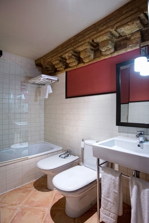 Imagen de la habitación del Hotel Monasterio Benedictino. Foto 17