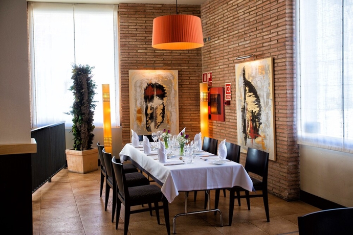 Imagen del bar/restaurante del Hotel Monasterio Benedictino. Foto 2