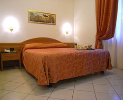 Imagen de la habitación del Hotel Mondial, Milán. Foto 3