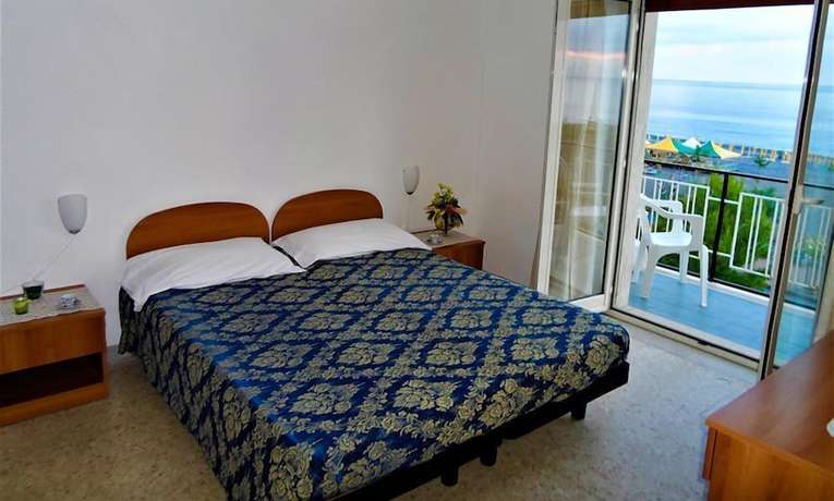 Imagen de la habitación del Hotel Mondial, Praia A Mare. Foto 16