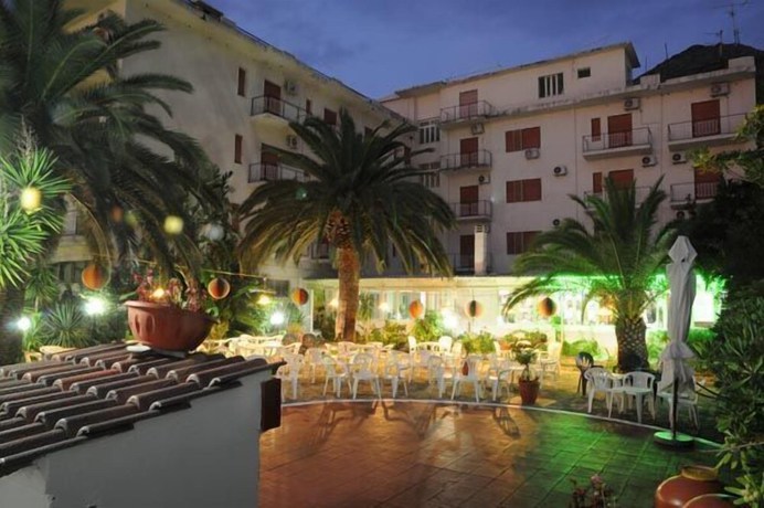Imagen de los exteriores del Hotel Mondial, Praia A Mare. Foto 18
