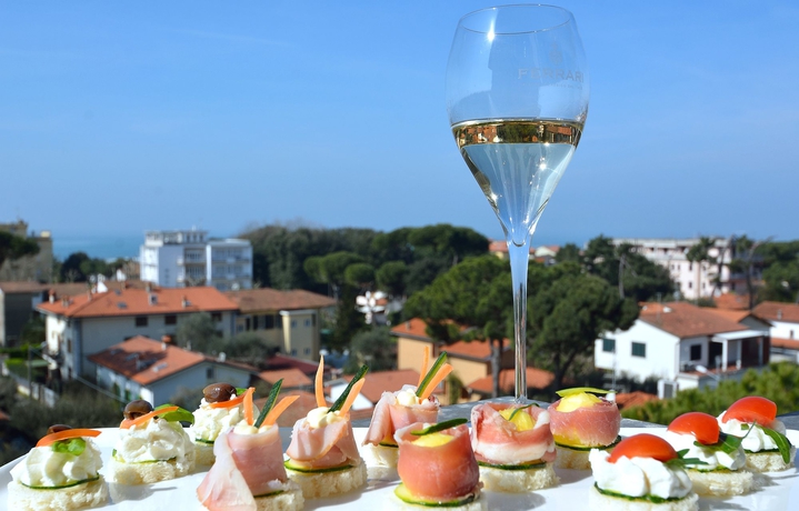 Imagen del bar/restaurante del Hotel Mondial Resort and Spa. Foto 2