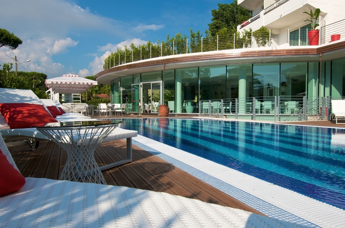 Imagen de la piscina del Hotel Mondial Resort and Spa. Foto 9