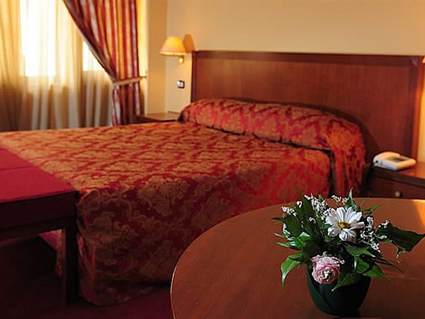Imagen general del Hotel Mondial, Tirana. Foto 1