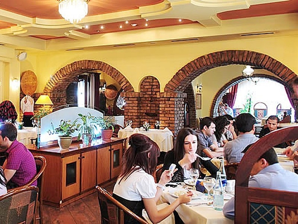 Imagen general del Hotel Mondial, Tirana. Foto 2