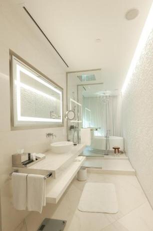 Imagen de la habitación del Hotel Mondrian Doha. Foto 9