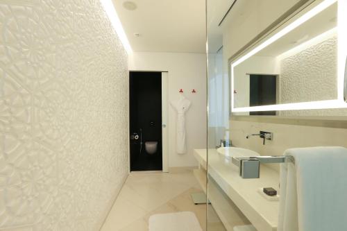 Imagen de la habitación del Hotel Mondrian Doha. Foto 10