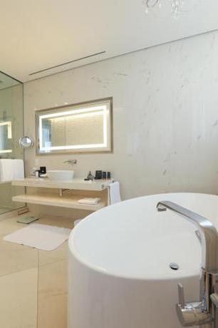 Imagen de la habitación del Hotel Mondrian Doha. Foto 12