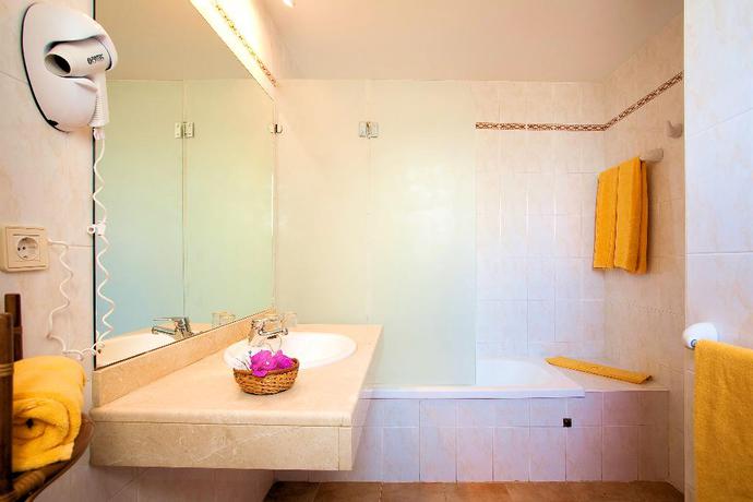 Imagen de la habitación del Hotel Mon&eacute;a Royal M&oacute;nica. Foto 10