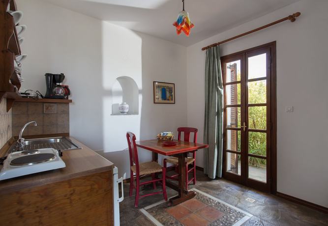 Imagen de la habitación del Hotel Monemvasia Village. Foto 3