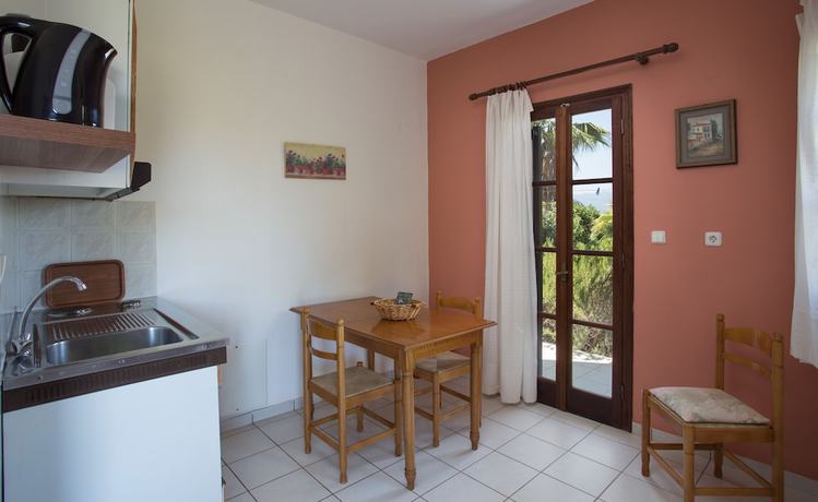 Imagen de la habitación del Hotel Monemvasia Village. Foto 6