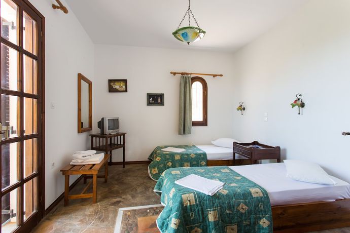Imagen de la habitación del Hotel Monemvasia Village. Foto 9