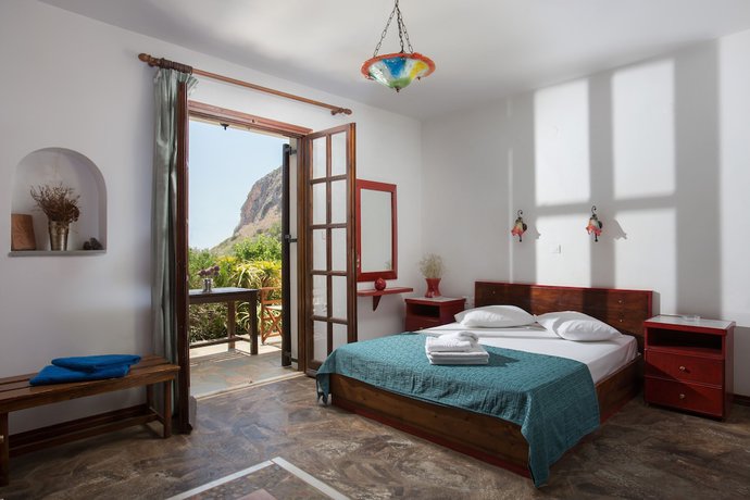 Imagen de la habitación del Hotel Monemvasia Village. Foto 13