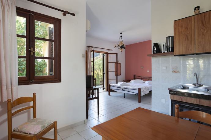 Imagen de la habitación del Hotel Monemvasia Village. Foto 17