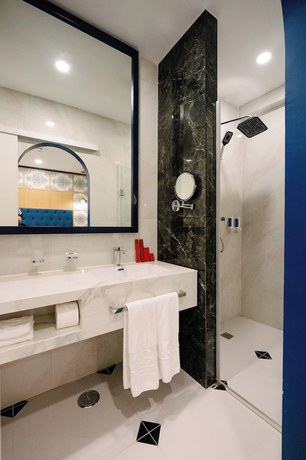 Imagen de la habitación del Hotel Monicca Collection Oura View Suites. Foto 6