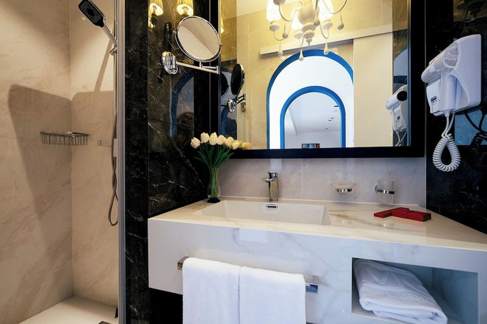 Imagen de la habitación del Hotel Monicca Collection Oura View Suites. Foto 8