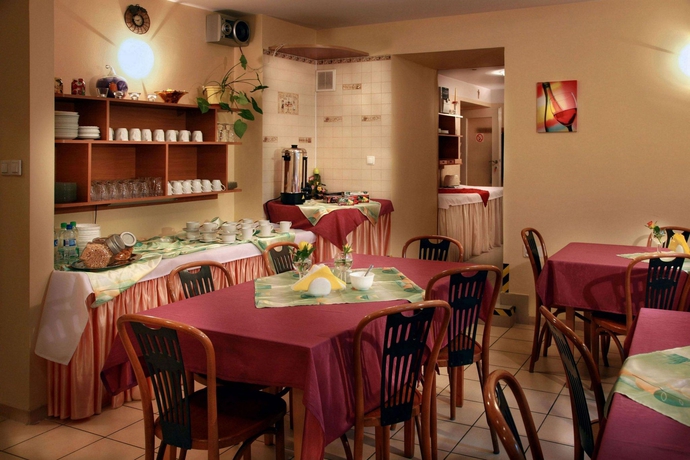 Imagen del bar/restaurante del Hotel Monika. Foto 4