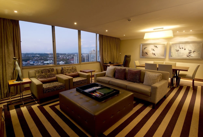 Imagen de los interiores del Hotel Monomotapa. Foto 11