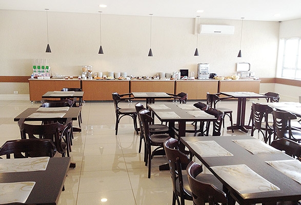 Imagen del bar/restaurante del Hotel Monreale Express Glic&eacute;rio Campinas. Foto 2
