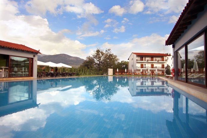 Imagen de los exteriores del Hotel Mont Helmos. Foto 7