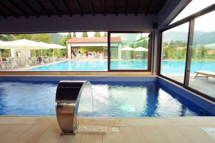 Imagen de los exteriores del Hotel Mont Helmos. Foto 8