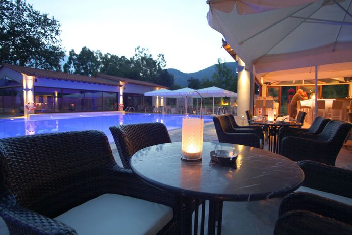 Imagen de la piscina del Hotel Mont Helmos. Foto 14