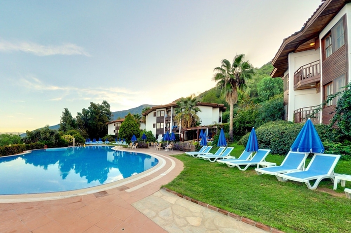 Imagen de la piscina del Hotel Montana Pine Resort - All Inclusive. Foto 12