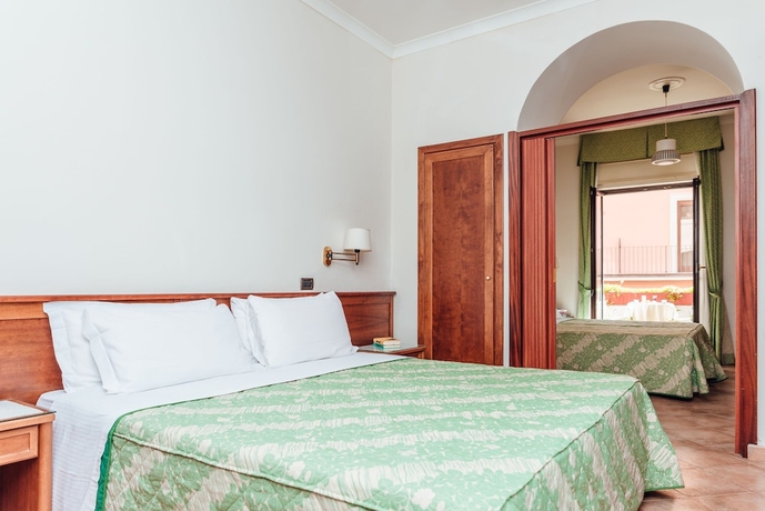 Imagen de la habitación del Hotel Montana, Sant Agata sui Due Golfi. Foto 9