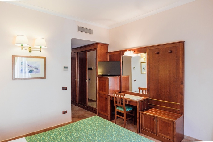 Imagen de la habitación del Hotel Montana, Sant Agata sui Due Golfi. Foto 15