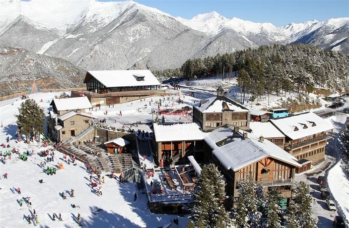 Imagen de los exteriores del Hotel Montane. Foto 3