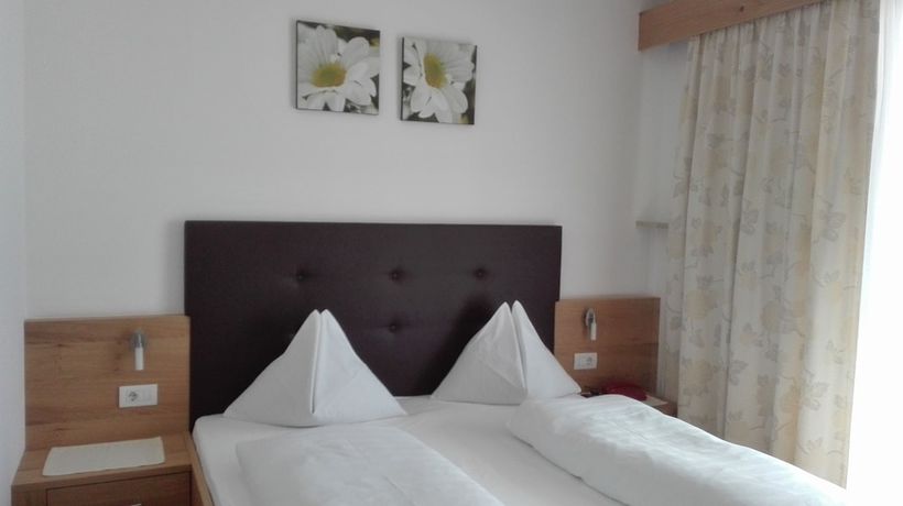 Imagen de la habitación del Hotel Montani. Foto 16