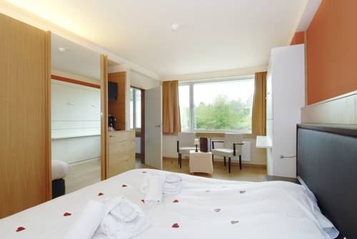 Imagen de la habitación del Hotel Mont-des-Pins. Foto 4