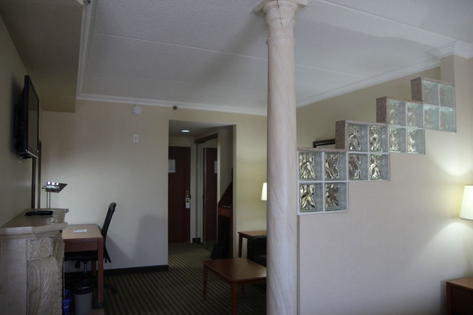 Imagen de los interiores del Hotel Monte Carlo Inn Barrie Suites. Foto 5
