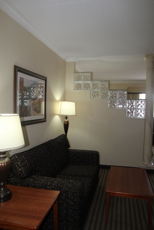 Imagen de los interiores del Hotel Monte Carlo Inn Barrie Suites. Foto 10