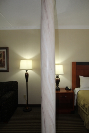 Imagen de los interiores del Hotel Monte Carlo Inn Barrie Suites. Foto 14