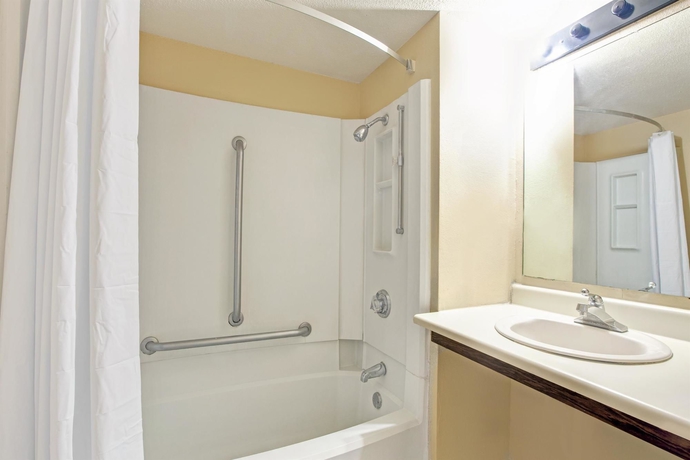 Imagen de la habitación del Hotel Monte Carlo Inn. Foto 3