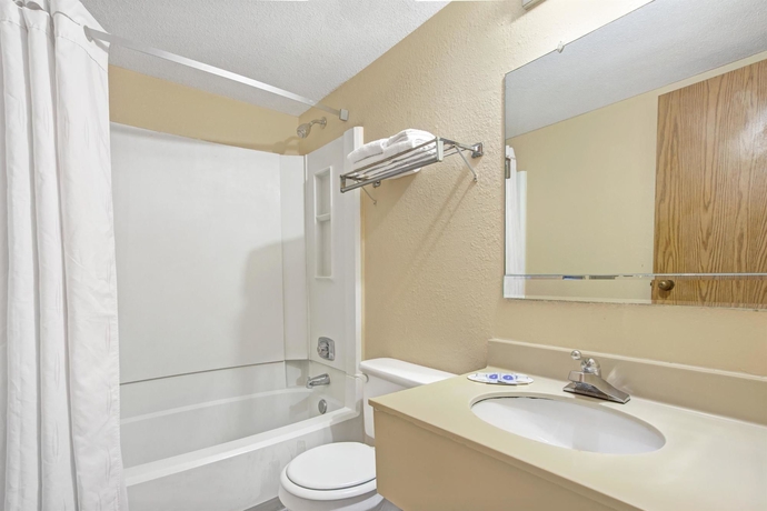 Imagen de la habitación del Hotel Monte Carlo Inn. Foto 4