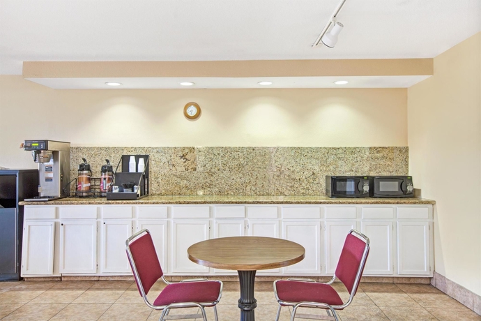 Imagen del bar/restaurante del Hotel Monte Carlo Inn. Foto 2