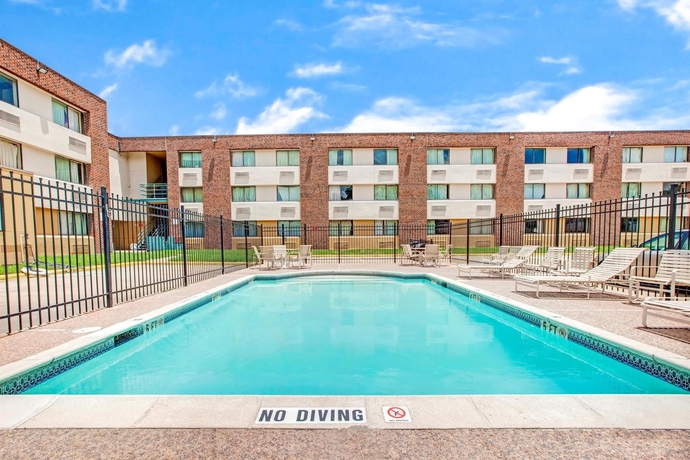 Imagen de la piscina del Hotel Monte Carlo Inn. Foto 13
