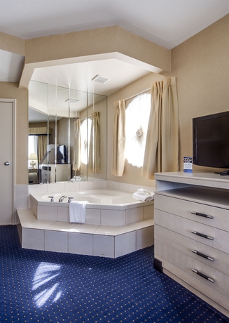 Imagen de la habitación del Hotel Monte Carlo Inn Oakville Suites. Foto 2