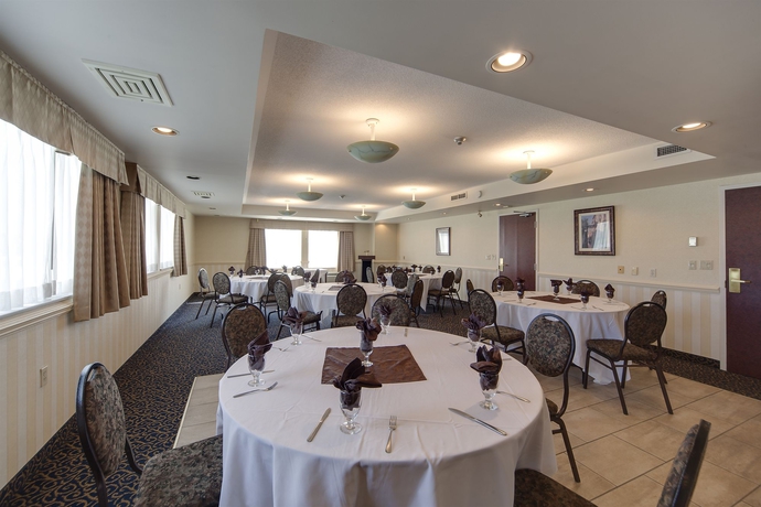 Imagen del bar/restaurante del Hotel Monte Carlo Inn Oakville Suites. Foto 1
