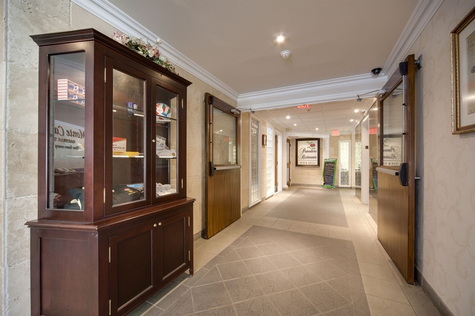 Imagen de los interiores del Hotel Monte Carlo Inn Oakville Suites. Foto 16